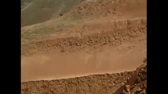 В Баткенском районе сошел оползень, который перекрыл дорогу Исфана—Сулюкта смотреть онлайн