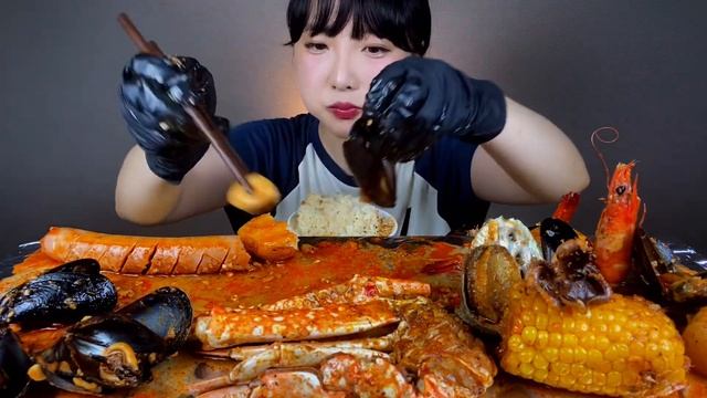 🇺🇸미국식매운해물찜먹방|꽃게🦀Steamed seafood/海産物の蒸し物/蒸海鲜/Seafood mendidih/อาหารทะเลที่อบอุ่น/Hải sản hầm. смотреть онлайн