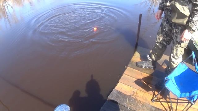 Как на паук в сибири, ловят рыбу на самодельных мостиках... смотреть онлайн