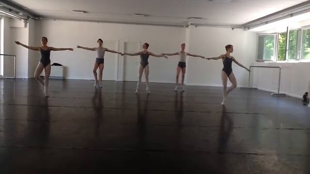 BATTEMENT FONDU & ROND DE JAMBE EN L'AIR смотреть онлайн