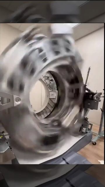 Так выглядит машина для КТ (компьютерной томографии) без корпуса. смотреть онлайн