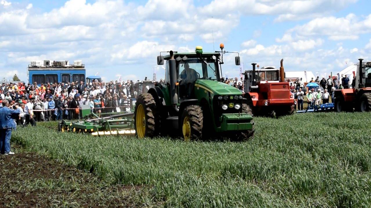 Трактор John Deere 8430 с чизельным плугом Veles ПЧУ-7 смотреть онлайн