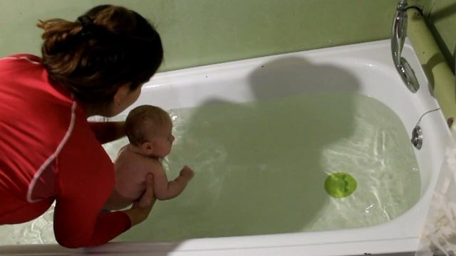 Купание на руках смотреть онлайн