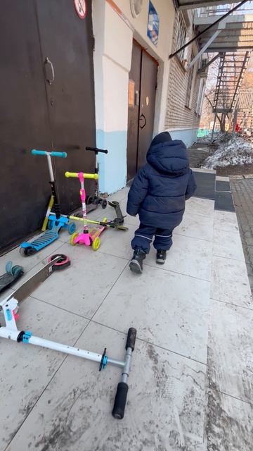 Володя гуляет после детского сада на площадке. Володе 3,8 года смотреть онлайн