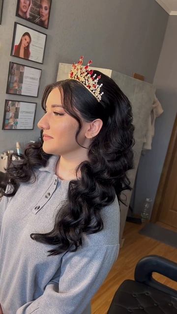 Красивая прическа на длинные волосы с красной диадемой смотреть онлайн