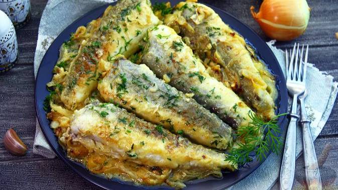 Доступная рыбка в интересном исполнении. ХЕК С ЖАРЕНЫМ ЛУКОМ И СМЕТАНОЙ