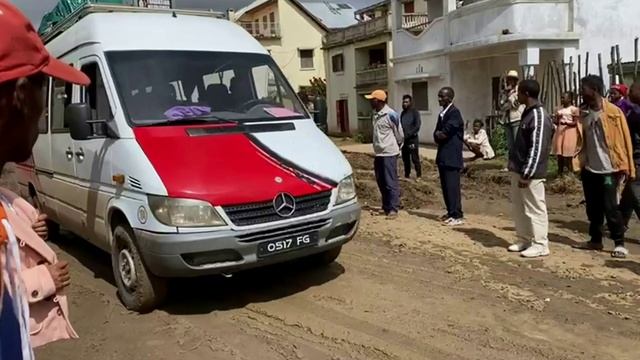 МАДАГАСКАР, 2024 От Анцирабе до Раномафаны, смотрим во все глаза. Водопад Андриамамовока.15 СЕРИЯ смотреть онлайн