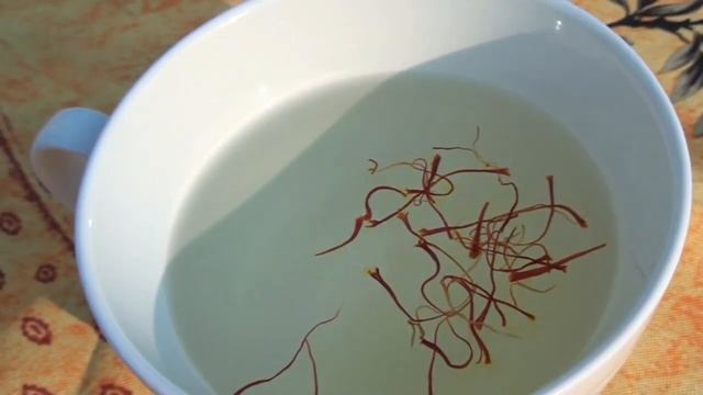 Releasing the flavor of Spanish saffron in hot water смотреть онлайн