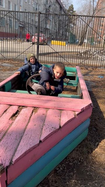 Володя и Максим играют на веранде детского сада. Идут на лодке. Володе 3,8 года смотреть онлайн