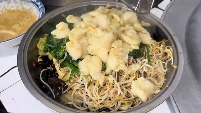 儿媳妇给公婆做水煮鱼，搭配婆婆生的绿豆芽做配菜，鱼嫩菜香好吃 смотреть онлайн