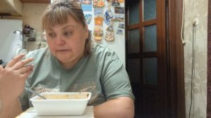 ем лапшу  как вкусно