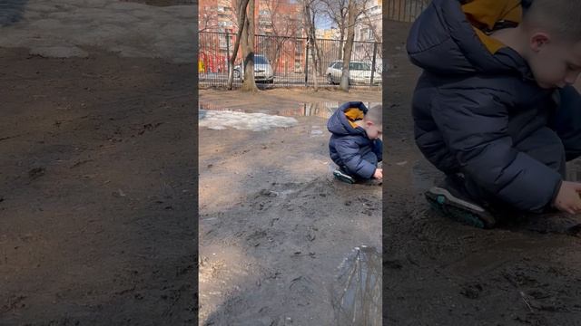 Володя гуляет на площадке детского сада. Володя и желтое такси, машинка. Месит грязь. Володе 3,8 год смотреть онлайн
