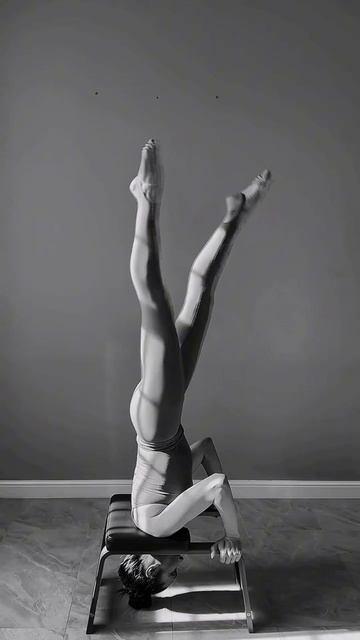 🔥 Теперь перевернутые асаны доступны каждому! 👍 Ищите йога-стул от Yogamatic.ru 🫶 на WB 28312321 смотреть онлайн