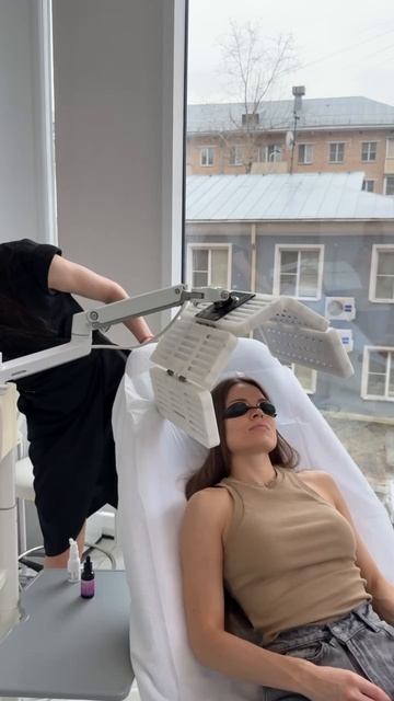 Новая услуга — фотодинамическая терапия кожи головы ✨ смотреть онлайн