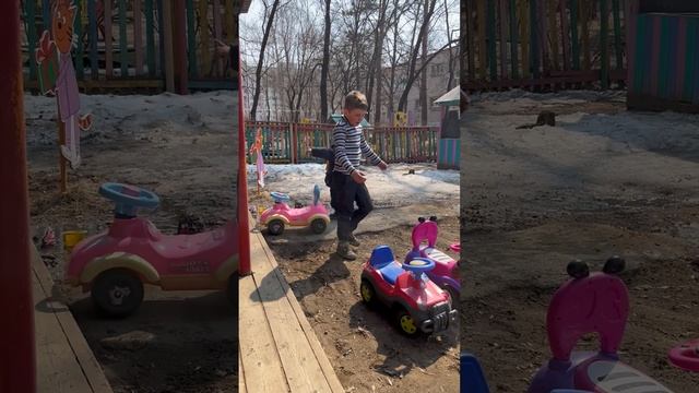 Володя и Максим играют на веранде детского сада. Катаются на машинках-толокарах. Володе 3,8 года смотреть онлайн
