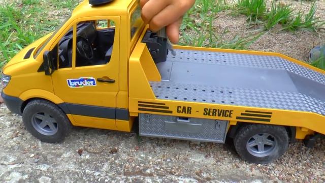 Эвакуатор вытаскивает машину из ямы - для детей смотреть онлайн