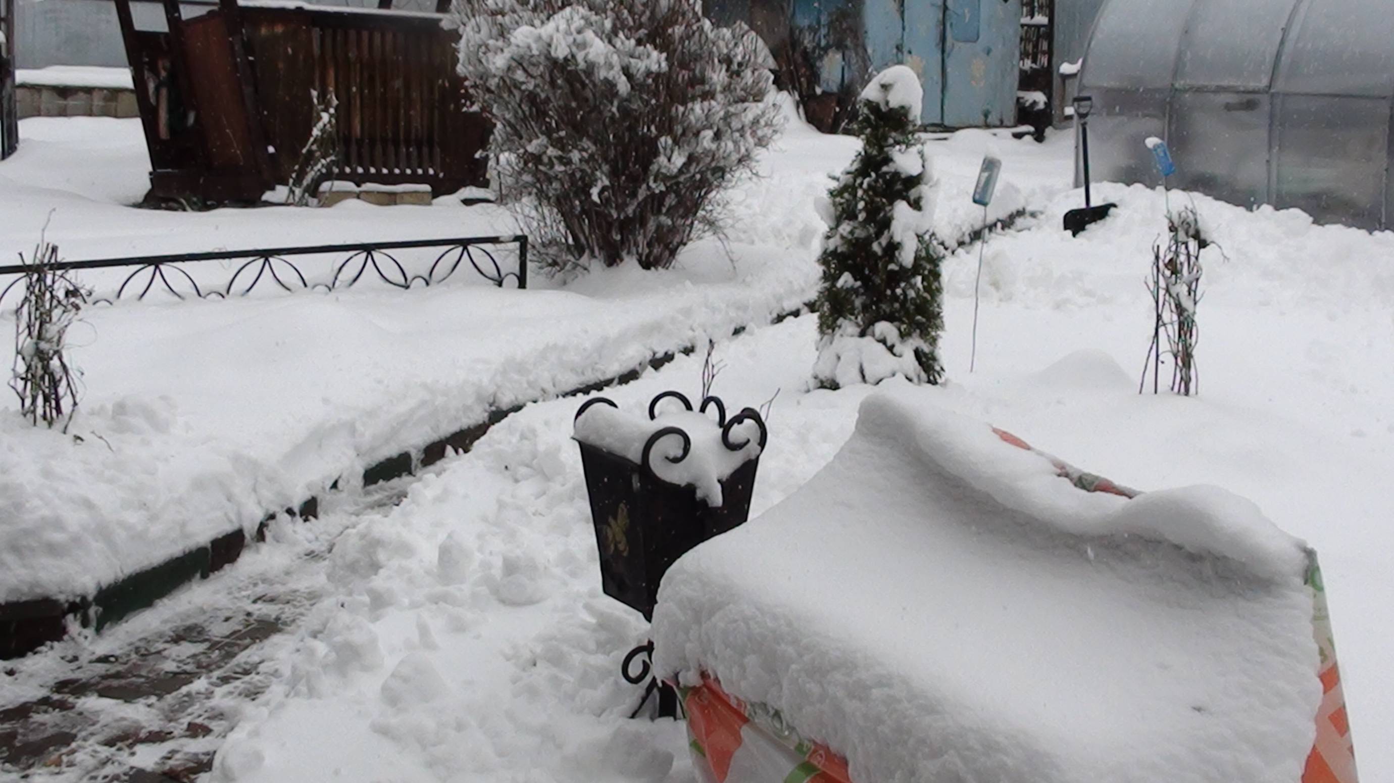 Весна "чуток" откладывается// Снег чищу, чищу, а он всё валит и валит)) смотреть онлайн