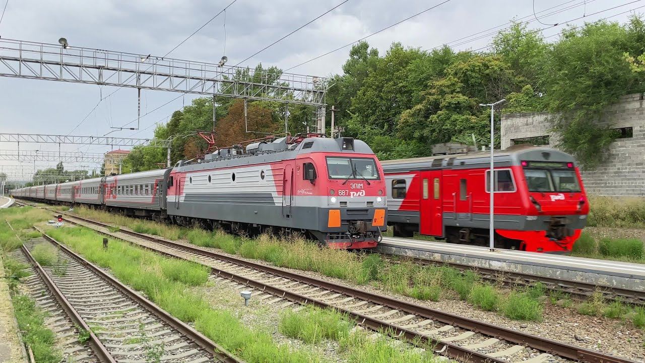 Встречные поезда в Пятигорске. ЭД9Э-0051 пригородного сообщения и ЭП1М-687 с пассажирским поездом