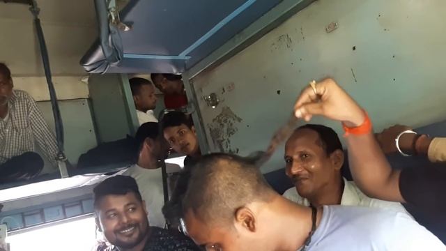 रेलगाड़ी में ऐसा ढोलक बजाने वाला और शिवेश मिश्रा गाना-गाने वाला का वीडियो हुआ वायरल| #Shivesh Mishr смотреть онлайн