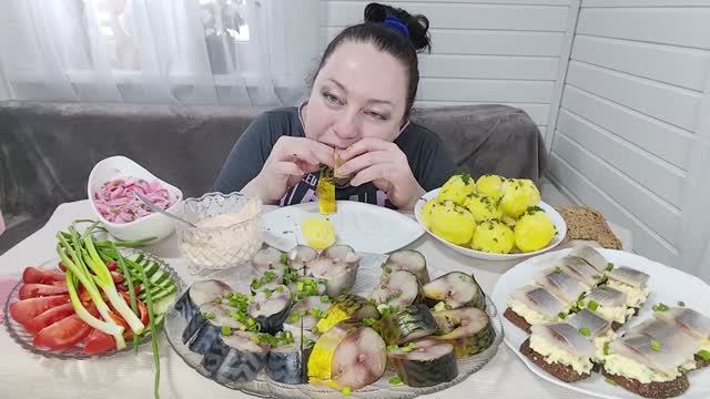 МУКБАНГ Скумбрия холодного копчения и пряного посола, картошечка, бутерброды с селедкой и маринованн смотреть онлайн
