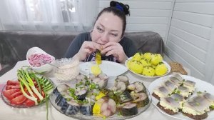 МУКБАНГ Скумбрия холодного копчения и пряного посола, картошечка, бутерброды с селедкой и маринованн