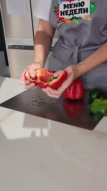 Как два пальца 😁 Не мучайтесь с ножом, перец надо чистить вот так, за три секунды смотреть онлайн