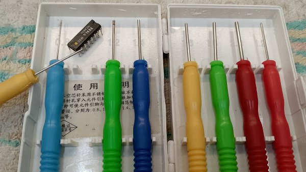 Как выпаять микросхему в корпусе DIP.
Методом иглы.