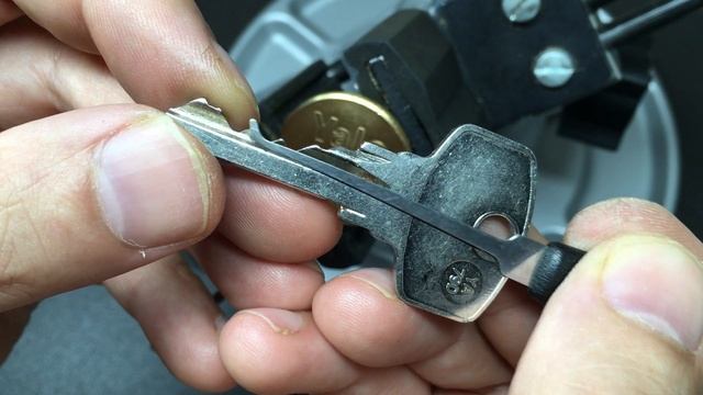 A True Classic - picking the Yale 1109 Night Latch смотреть онлайн
