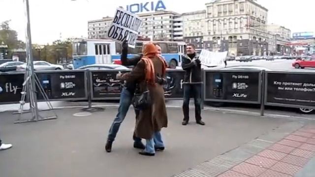 Free hugs in Moscow - Бесплатные объятия в Москве(music by Sick Puppies.net) смотреть онлайн