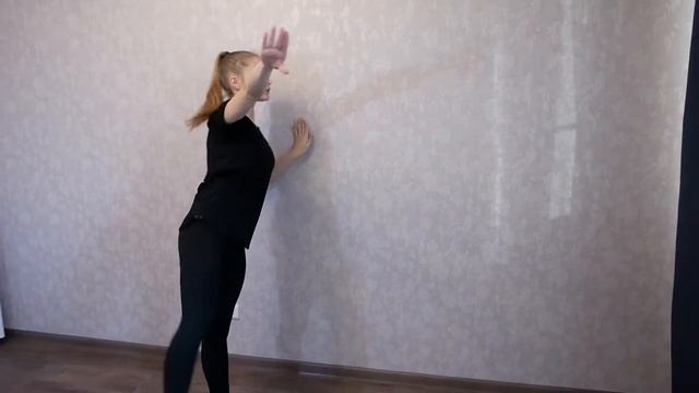 Мах у стены в сторону, затем удержание ноги смотреть онлайн