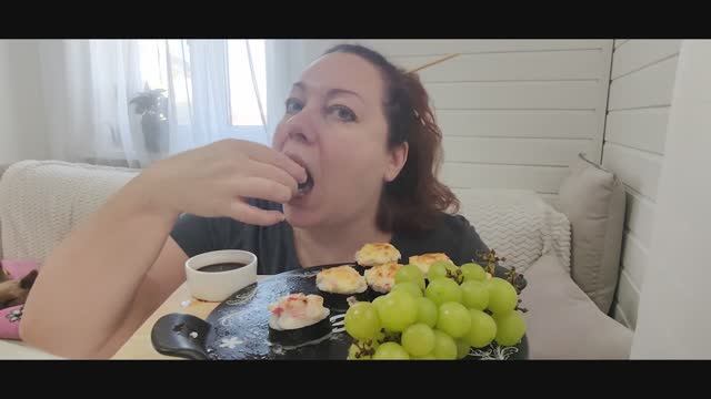 МУКБАНГ Запеченные роллы смотреть онлайн