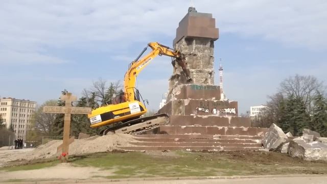 Демонтаж постамента памятнику Ленина (Туфле) в #Харькове на пл. Свободы смотреть онлайн