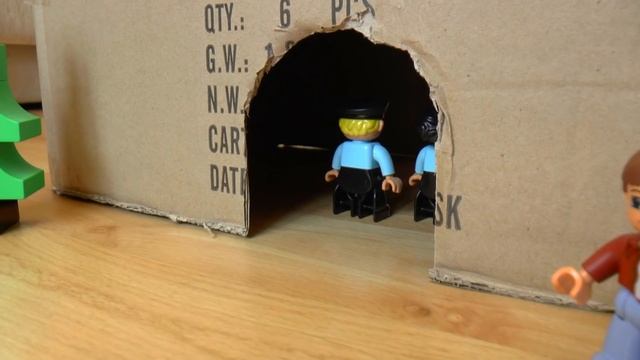 Скорая помощь пожарная машина и полиция спасают машинку - для детей смотреть онлайн