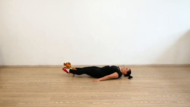 Поднятия ног (с игрушкой) смотреть онлайн