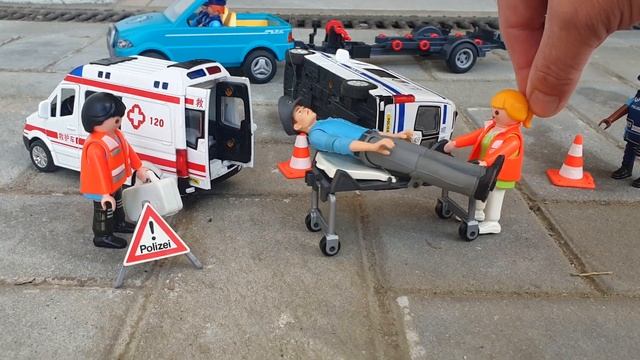 Полицейская машина и скорая помощь спасают полицейский минивэн - Для детей смотреть онлайн