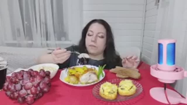 МУКБАНГ Курочка с картошкой, крабовый салат и горячие бутерброды со шпротами. смотреть онлайн