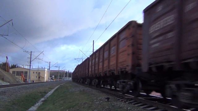 Электровоз 2ЭС4К-123 с грузовым поездом смотреть онлайн