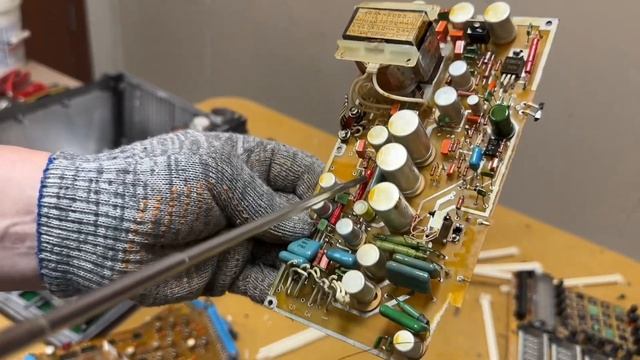 В разборе устройство цифровой индикации К524. Смотрим, на чем он собран смотреть онлайн