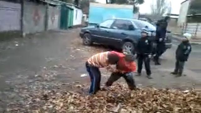 6-летний пацан порвал 9-летниго. смотреть онлайн