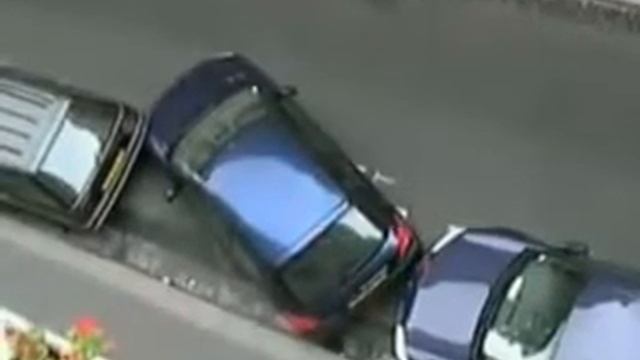 Парковка автомобиля. Бывает и так :) смотреть онлайн