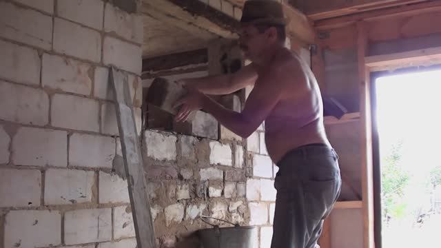 Заложил бывший вход кирпичом/ Навел порядок на стройке смотреть онлайн