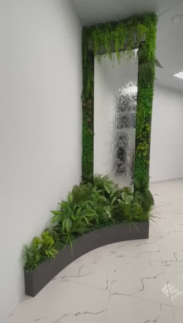 Водопад по зеркалу с оформлением искусственными растениями смотреть онлайн