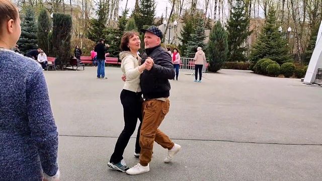 ТИ КАЗАЛА У ВІВТОРОК ПОЦІЛУЄШЬ РАЗІВ СОРОК! ТАНЦЫ ХАРЬКОВ АПРЕЛЬ 2023 UKRAINE смотреть онлайн
