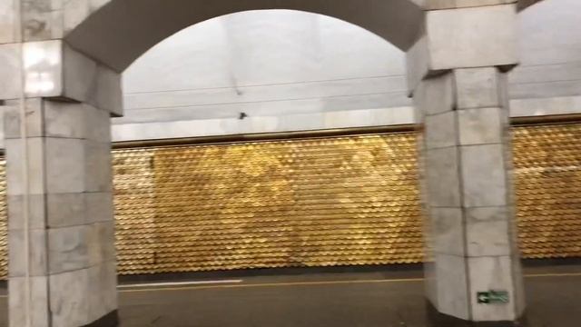 Едем в метро на Оранжевой линии в Санкт-Петербурге смотреть онлайн