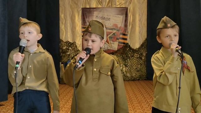 Младшая вокальная группа "Жемчужина" песня "Раз,два левой." смотреть онлайн