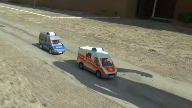 Скорая помощь и полицейская машина спасают машинку - для детей смотреть онлайн