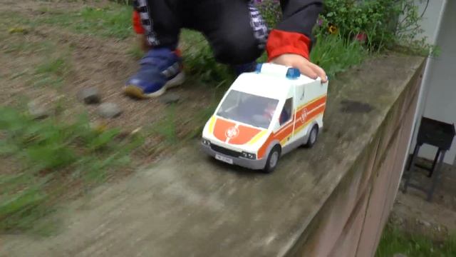 Катаемся на мотоцикле и играем в скорую помощь - для детей смотреть онлайн