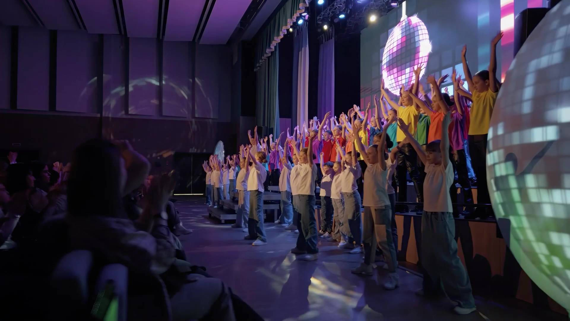 ПРЕДМЕТ «УРЕНГОЕВЕДЕНИЕ» / Работники компании на спектакле «Пульс Уренгоя – пять новелл о Новом»