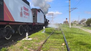 Паровозы ФД20-1679 и Эр739-99  с ретропоездом «Победа»