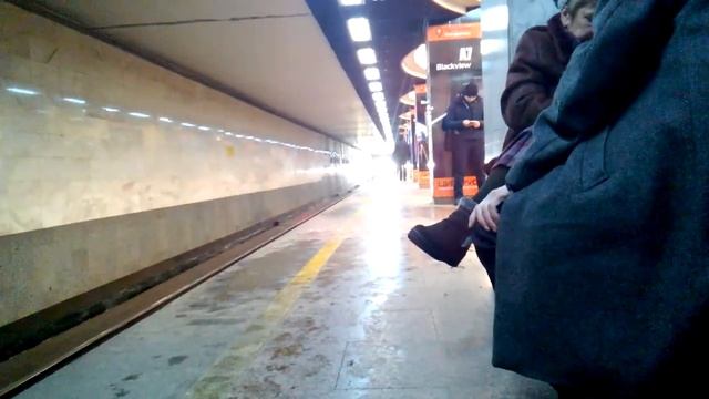 Оборот составов метро в час пик на метро Академгородок смотреть онлайн